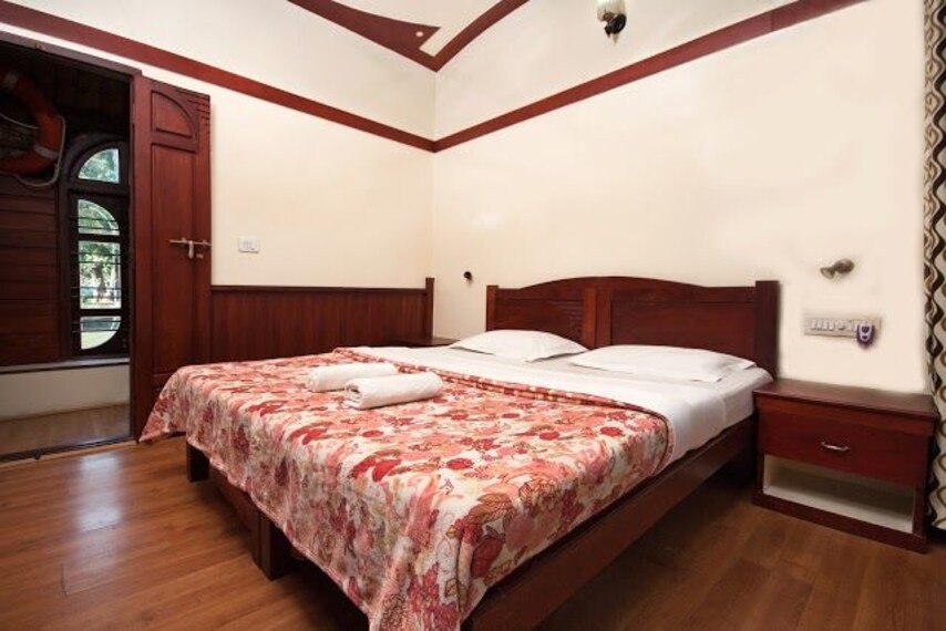 Stay in a Houseboat_kumarakom-2